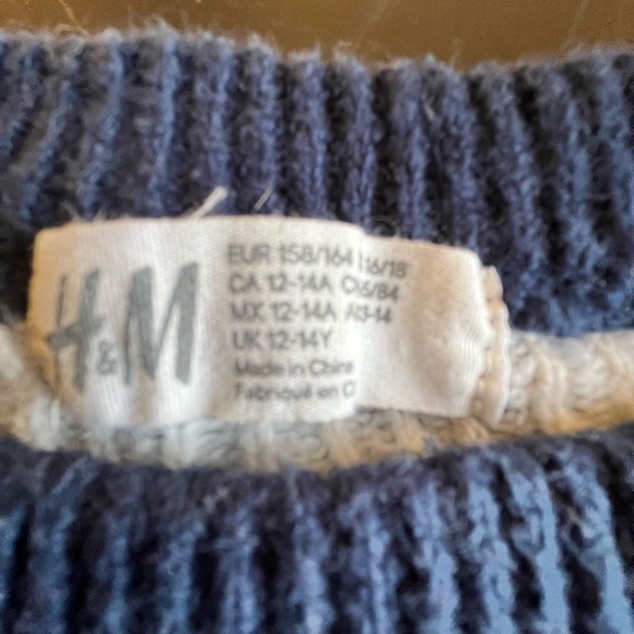 H&M youth Christmas sweater, size 12-14 years old. - Picture 2 of 3